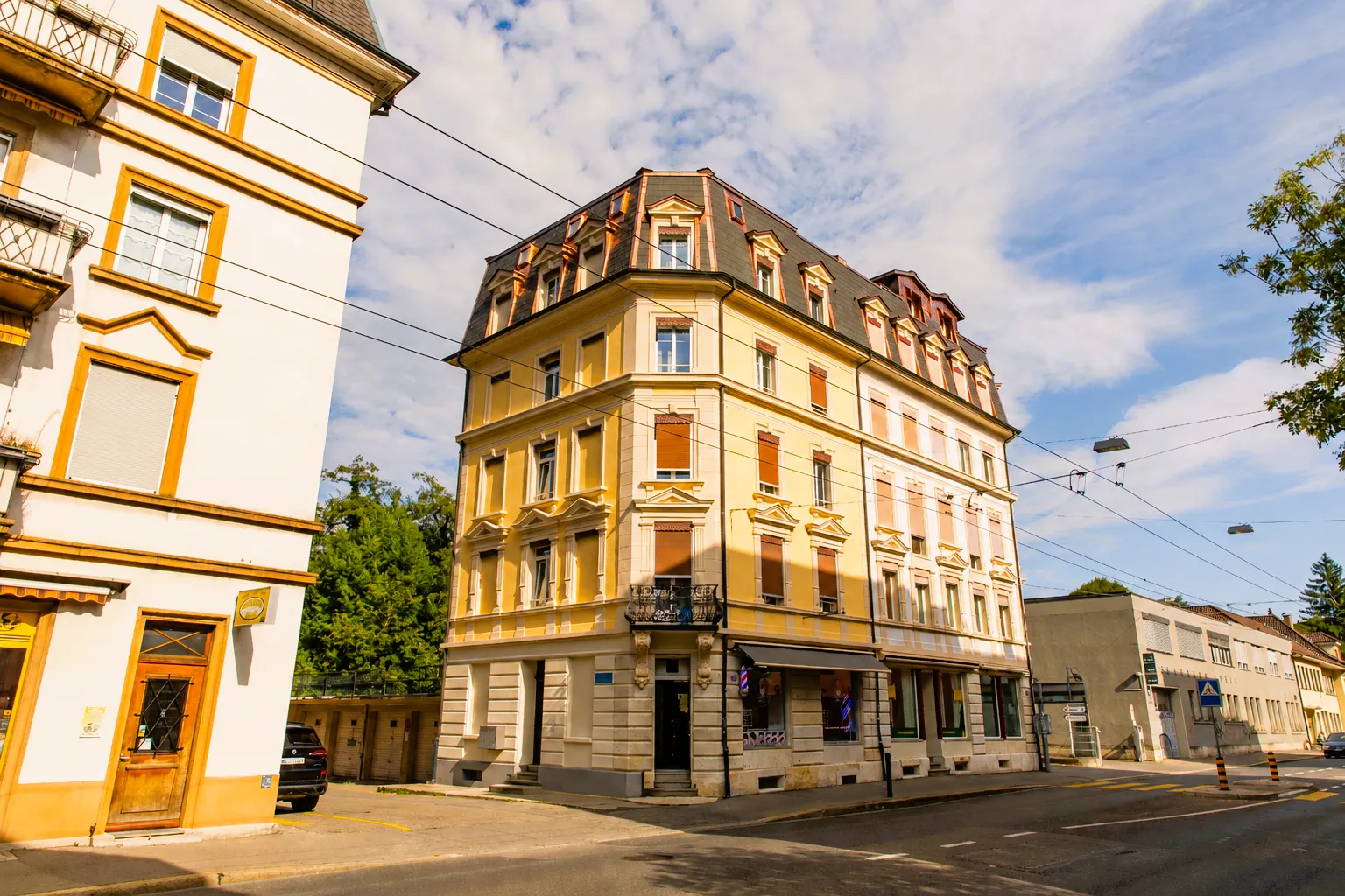Das gelbe Eckhaus an der Zentralstrasse 105 in Biel, von der Strasse aus gesehen