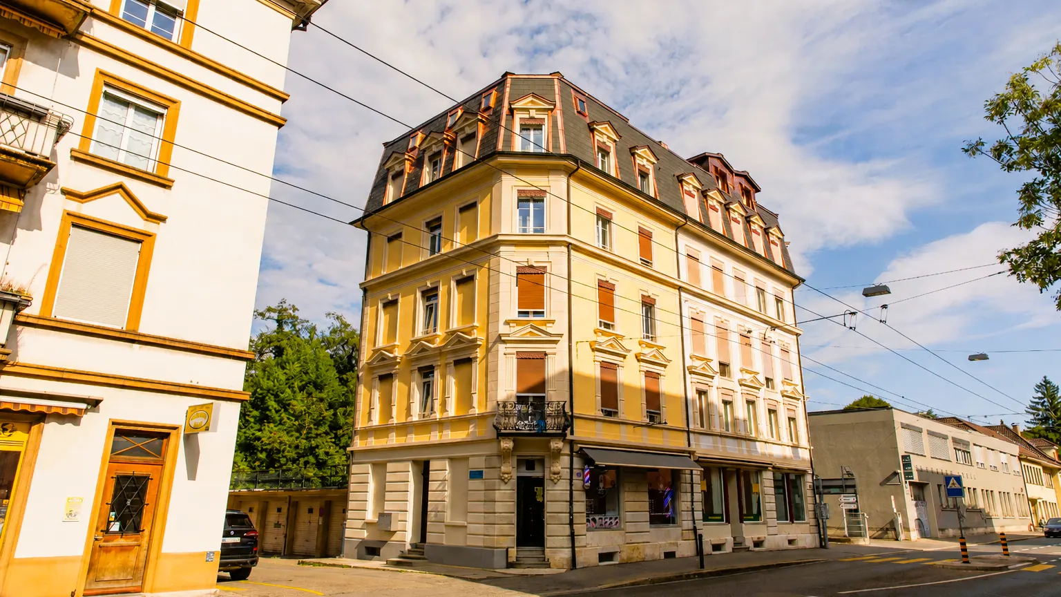 Das gelbe Eckhaus an der Zentralstrasse 105 in Biel, von der Strasse aus gesehen