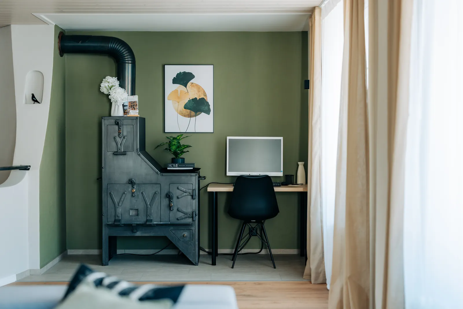 Arbeitsplatz mit Ethernet-Anschluss in der Wohnung Central Suite One