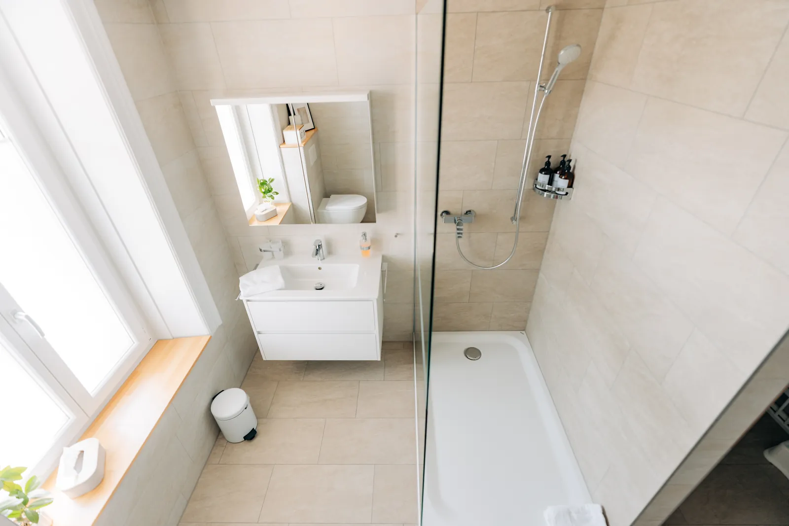 Badezimmer der Wohnung Central Suite One mit begehbarer Dusche