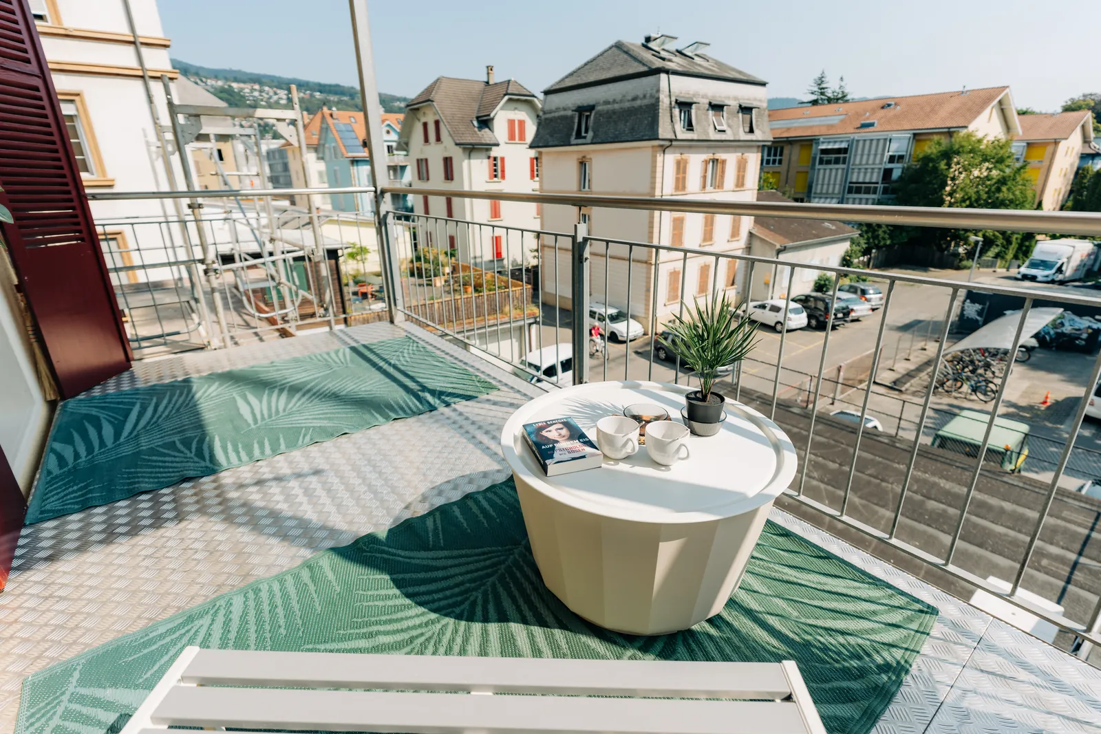 Einer der zwei privaten Balkone der Wohnung Central Suite One mit Blick über Biel