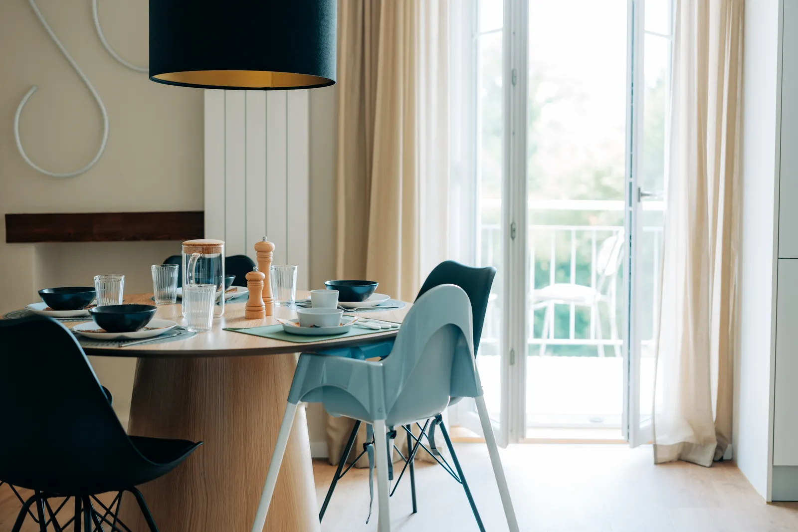 Gedeckter Esstisch der Wohnung Central Suite One neben der Balkontür