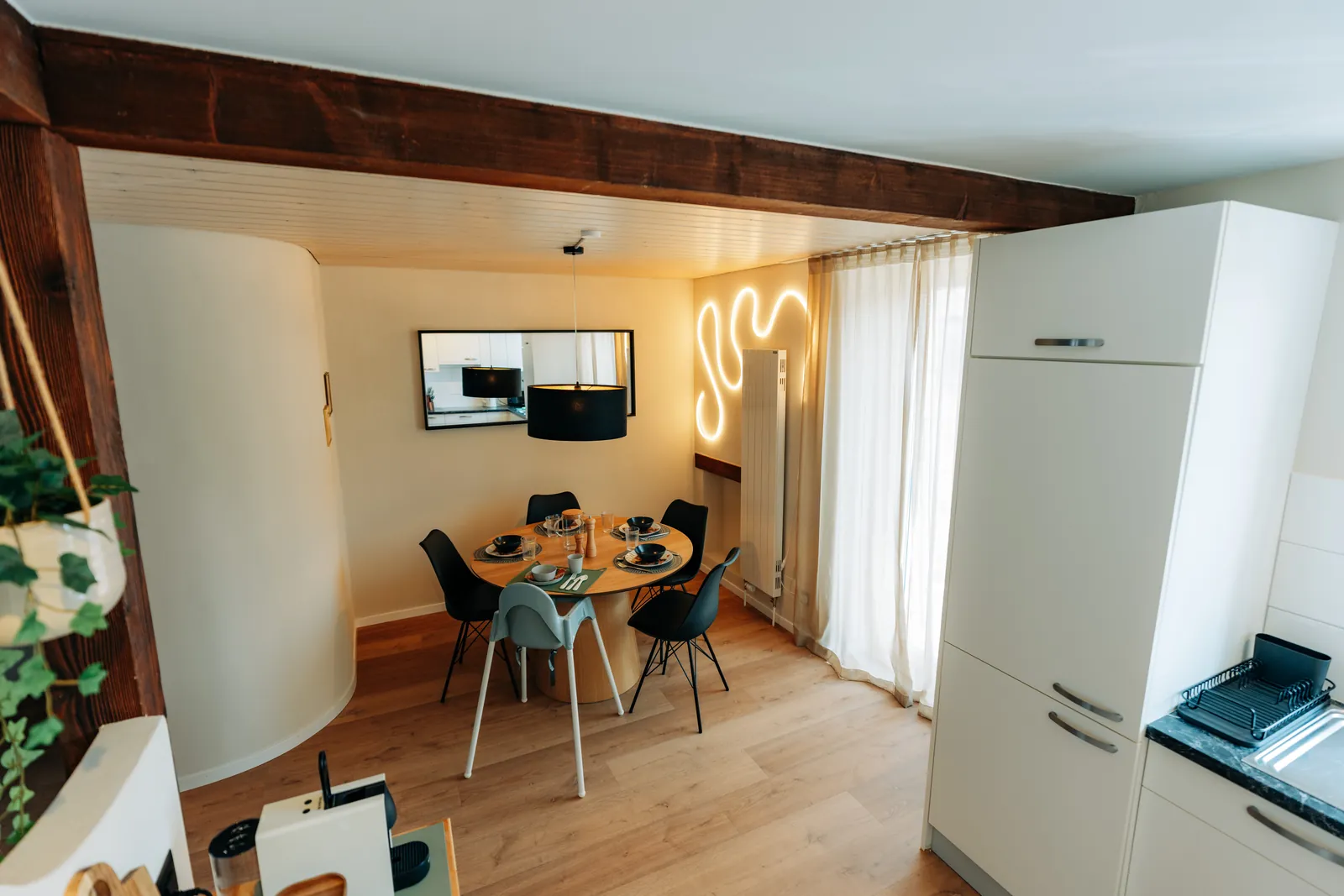Offene Küche der Wohnung Central Suite One mit Essbereich