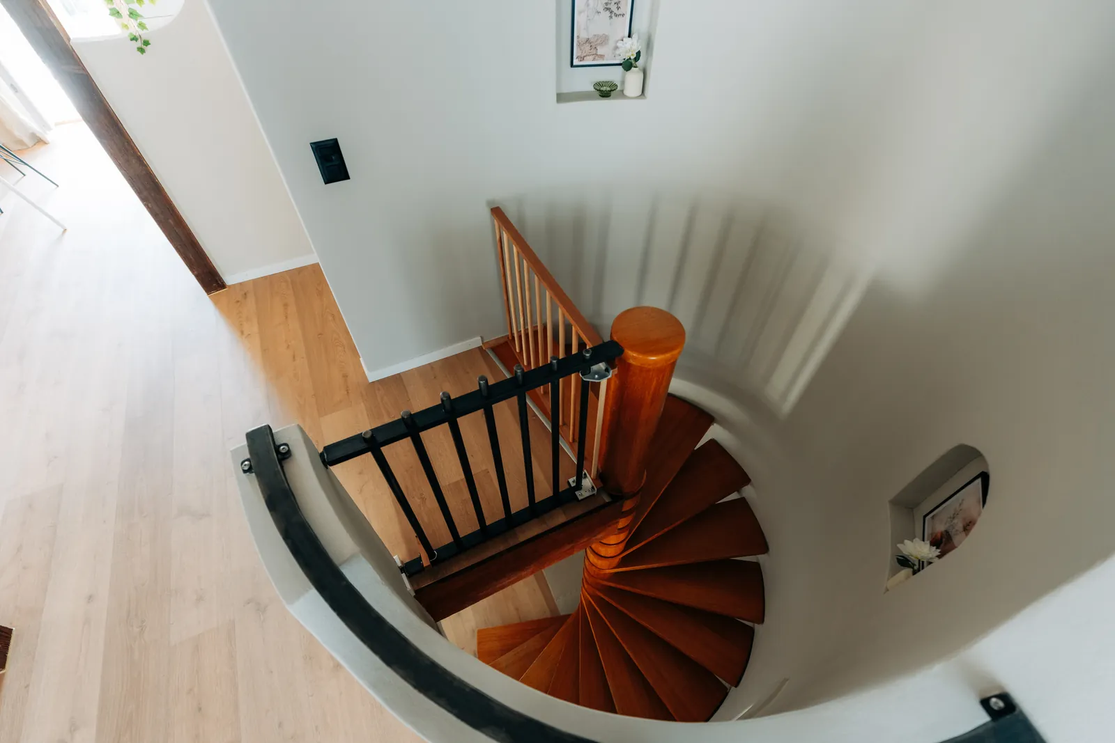 Wendeltreppe zwischen den beiden Etagen der Wohnung Central Suite One