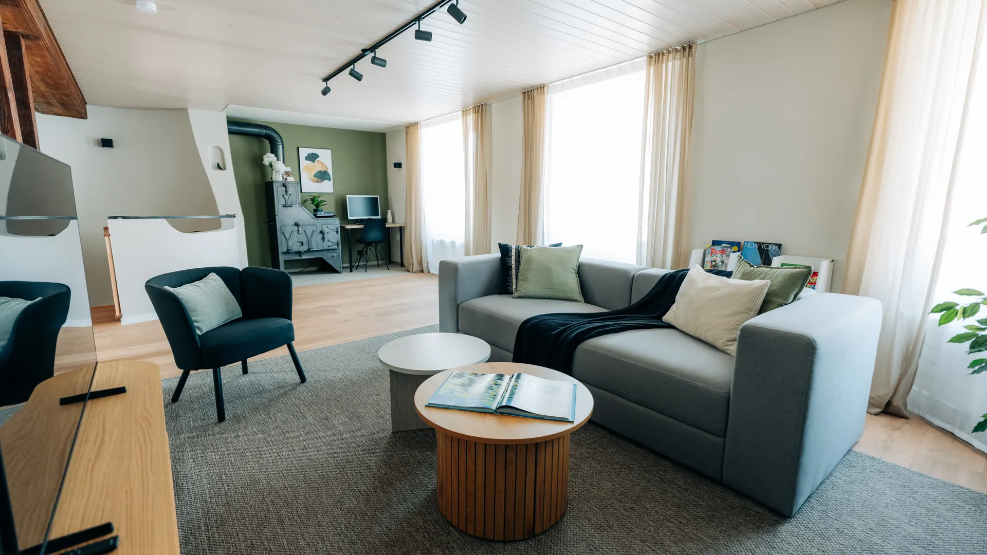 Wohnzimmer der 120 m² Duplex-Wohnung Central Suite One mit Sofa und Holzbalken