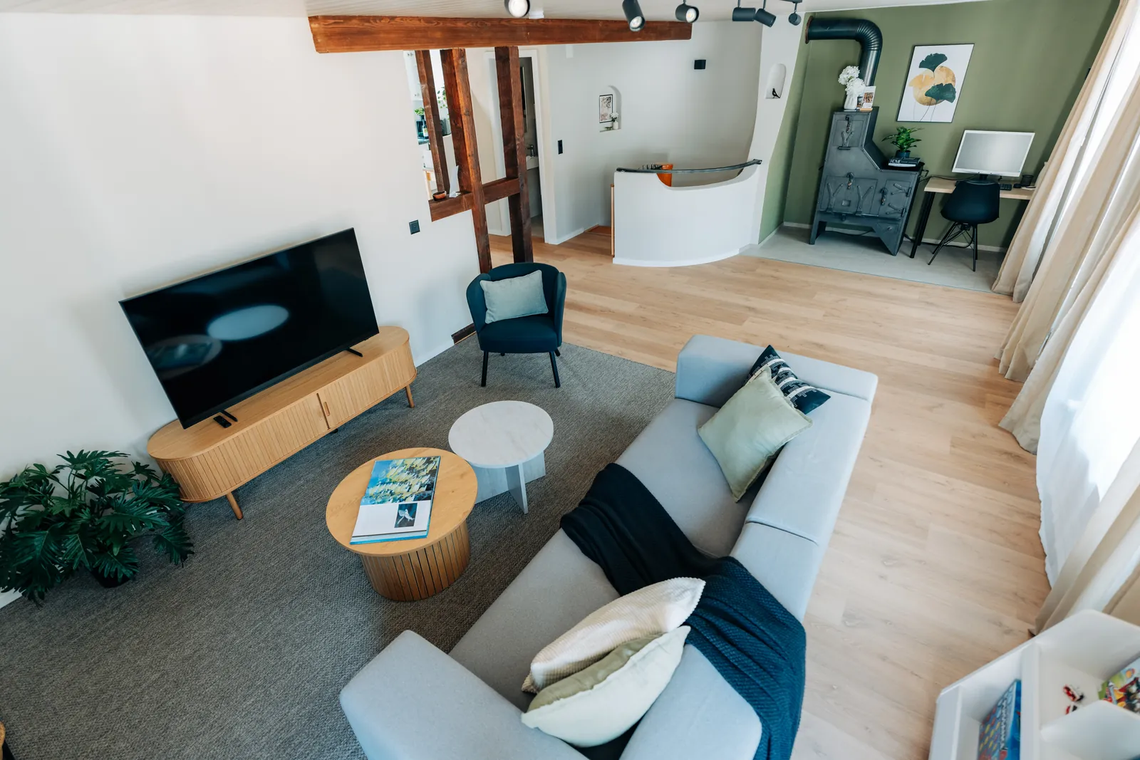 Wohnbereich der Wohnung Central Suite One mit Fernseher und Sitzecke