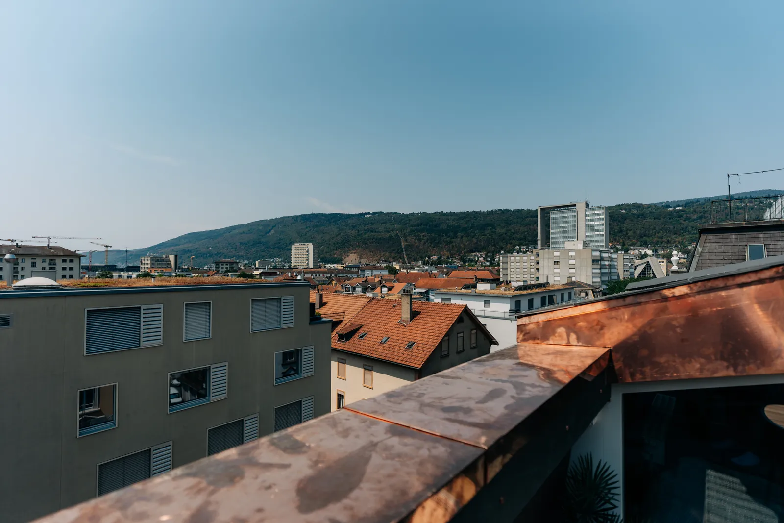 Blick von der Wohnung Central Suite Two über die Dächer von Biel zum Jura