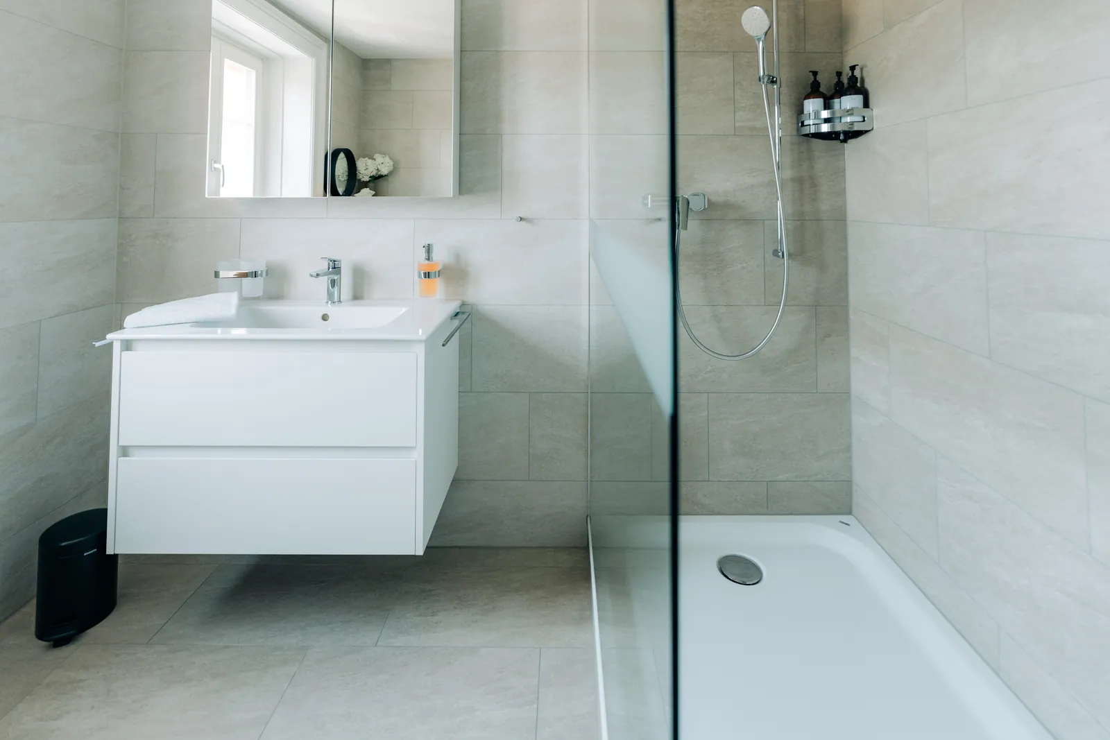 Badezimmer der Wohnung Central Suite Two mit begehbarer Dusche