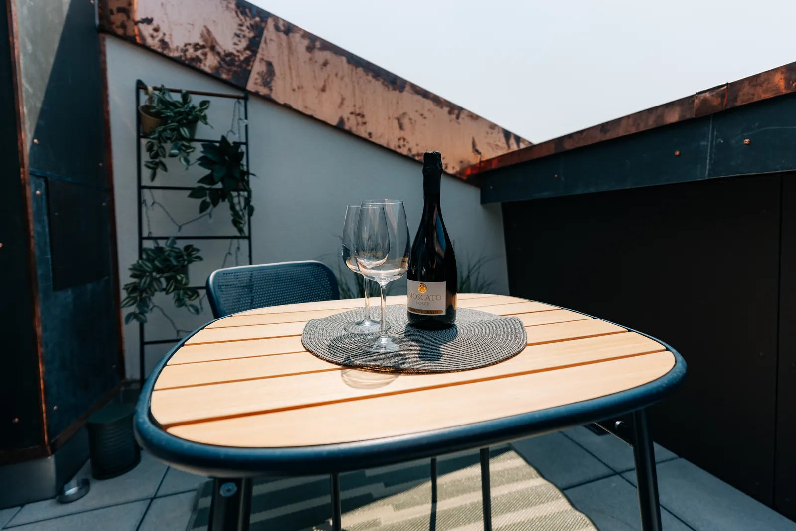 Aussenbereich der Wohnung Central Suite Two mit Tisch über den Dächern von Biel