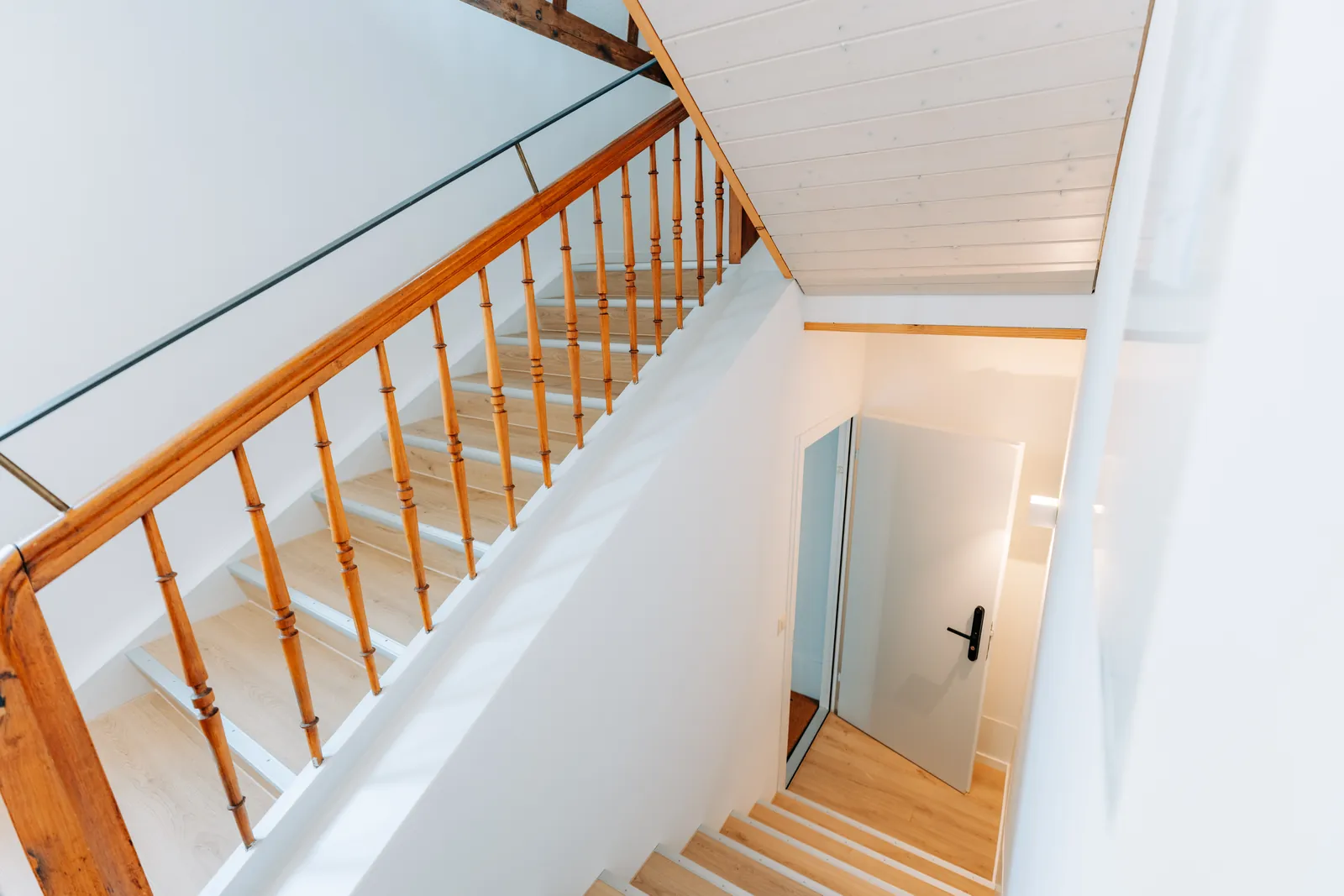 Holztreppe zwischen den beiden Etagen der Wohnung Central Suite Two