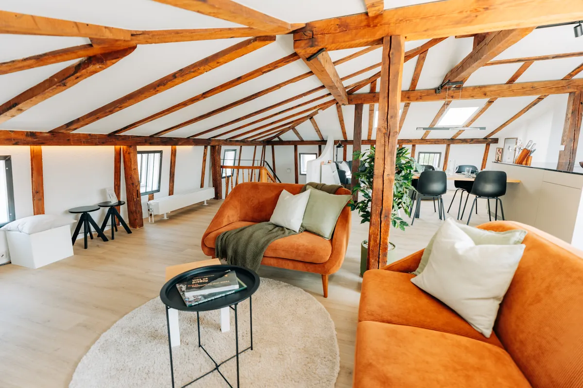 Wohnzimmer der Wohnung Central Suite Two im Dachgeschoss mit sichtbarem Fachwerk