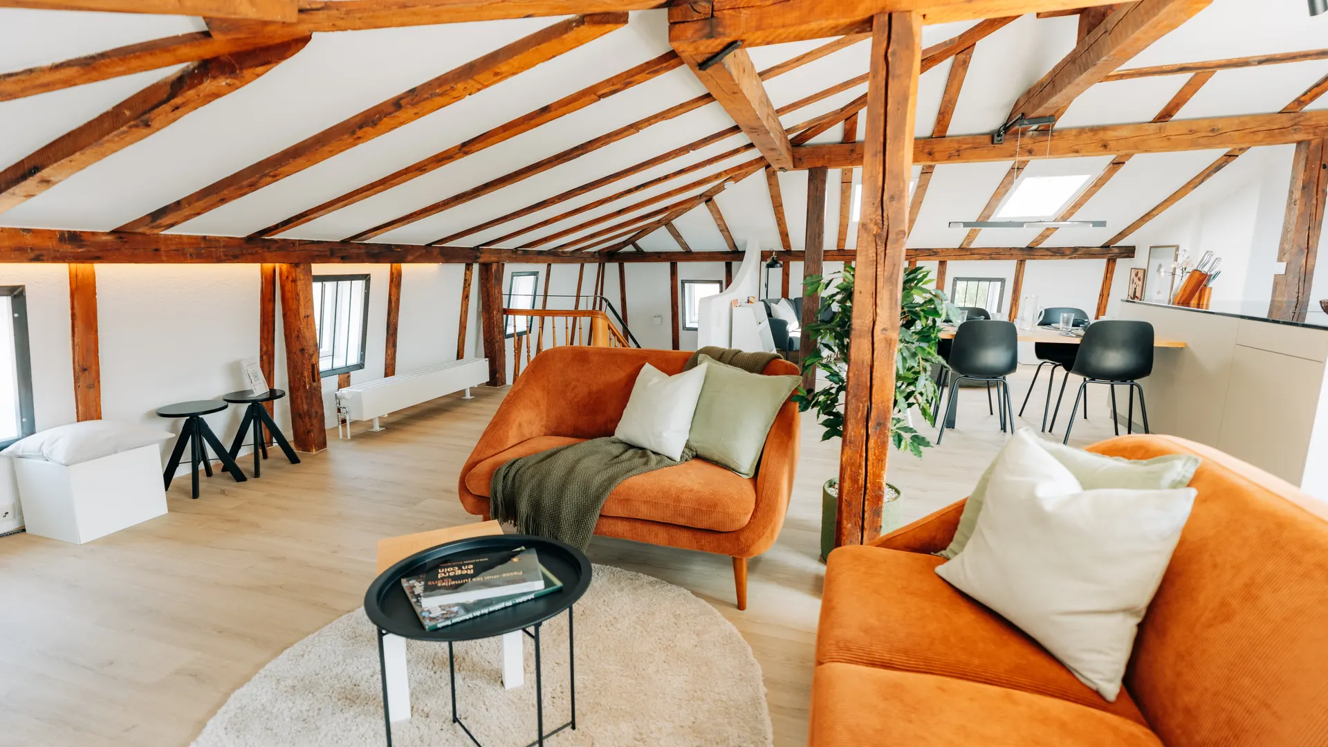 Wohnzimmer der Wohnung Central Suite Two im Dachgeschoss mit sichtbarem Fachwerk