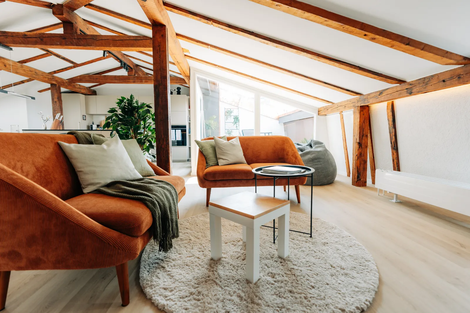 Sitzecke der Wohnung Central Suite Two unter den alten Holzbalken